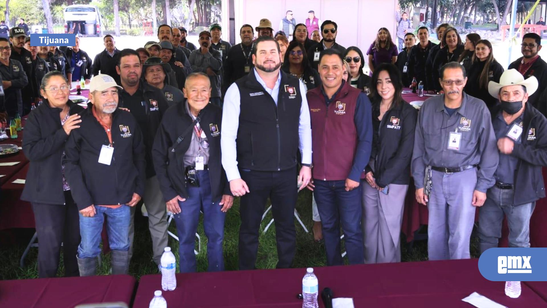 EMX-Recorre-Ismael-Burgueño-Ruiz-el-Parque-Morelos-y-reconoce-a-su-personal-por-años-de-servicio