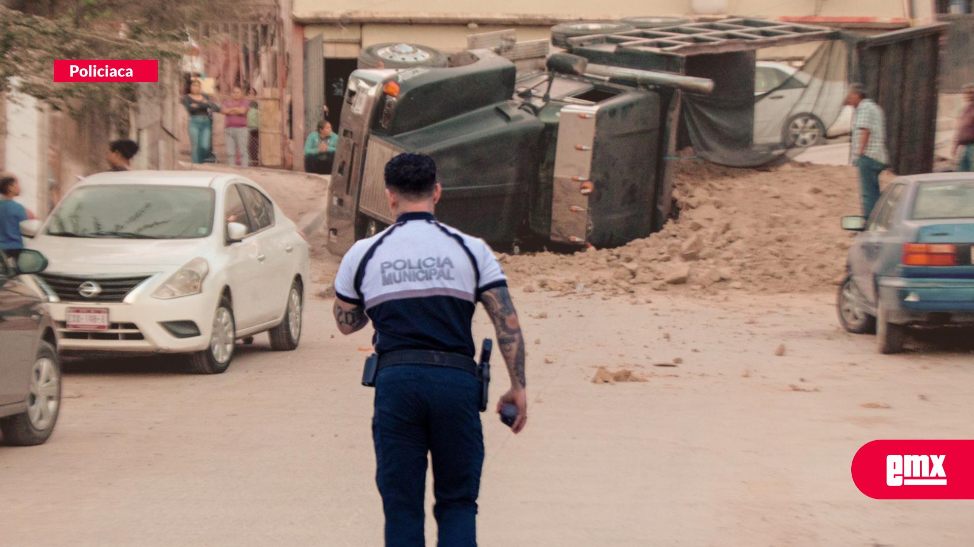 EMX-Vuelca-camión-de-carga-en-la-colonia-Mariano-Matamoros-Norte