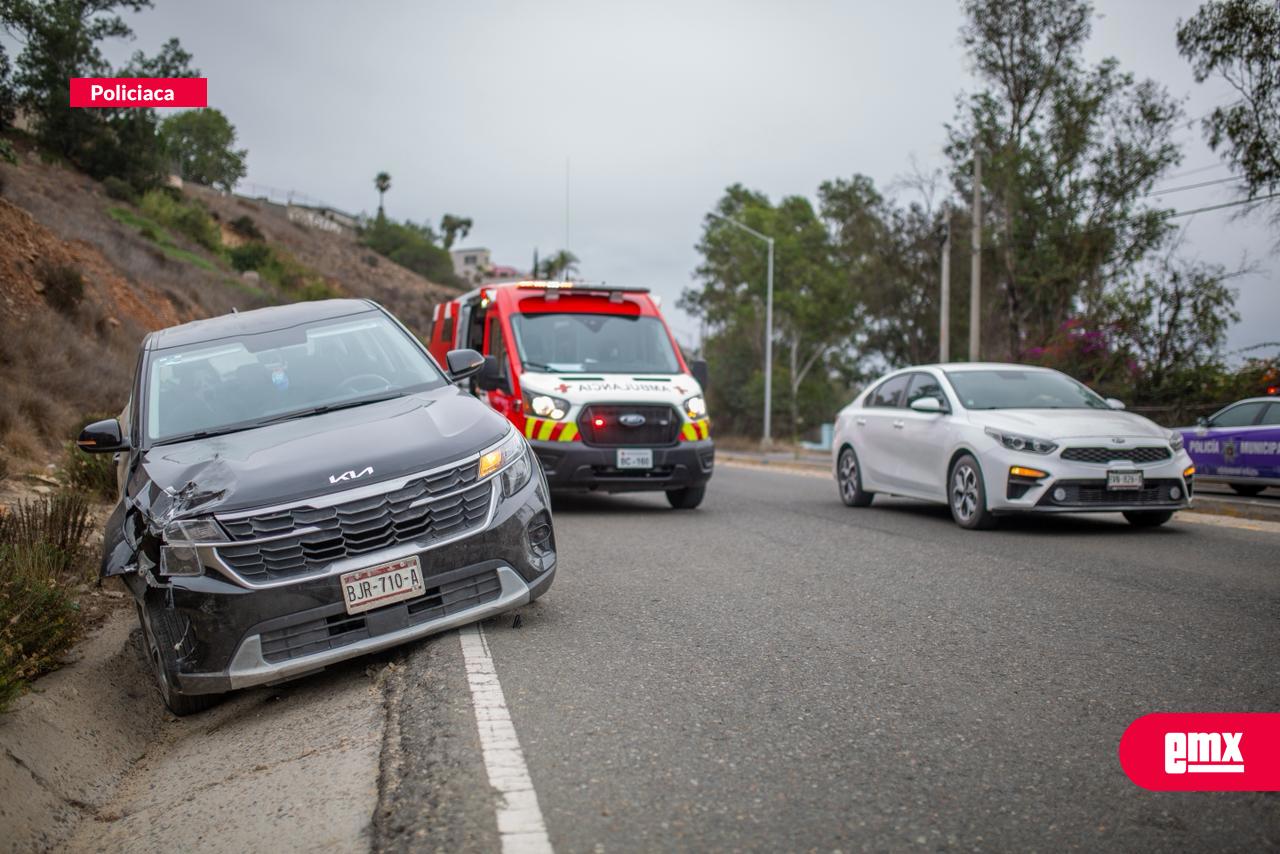 EMX-Conductora-pierde-el-control-y-sale-del-camino-en-el-bulevar-de-las-Américas