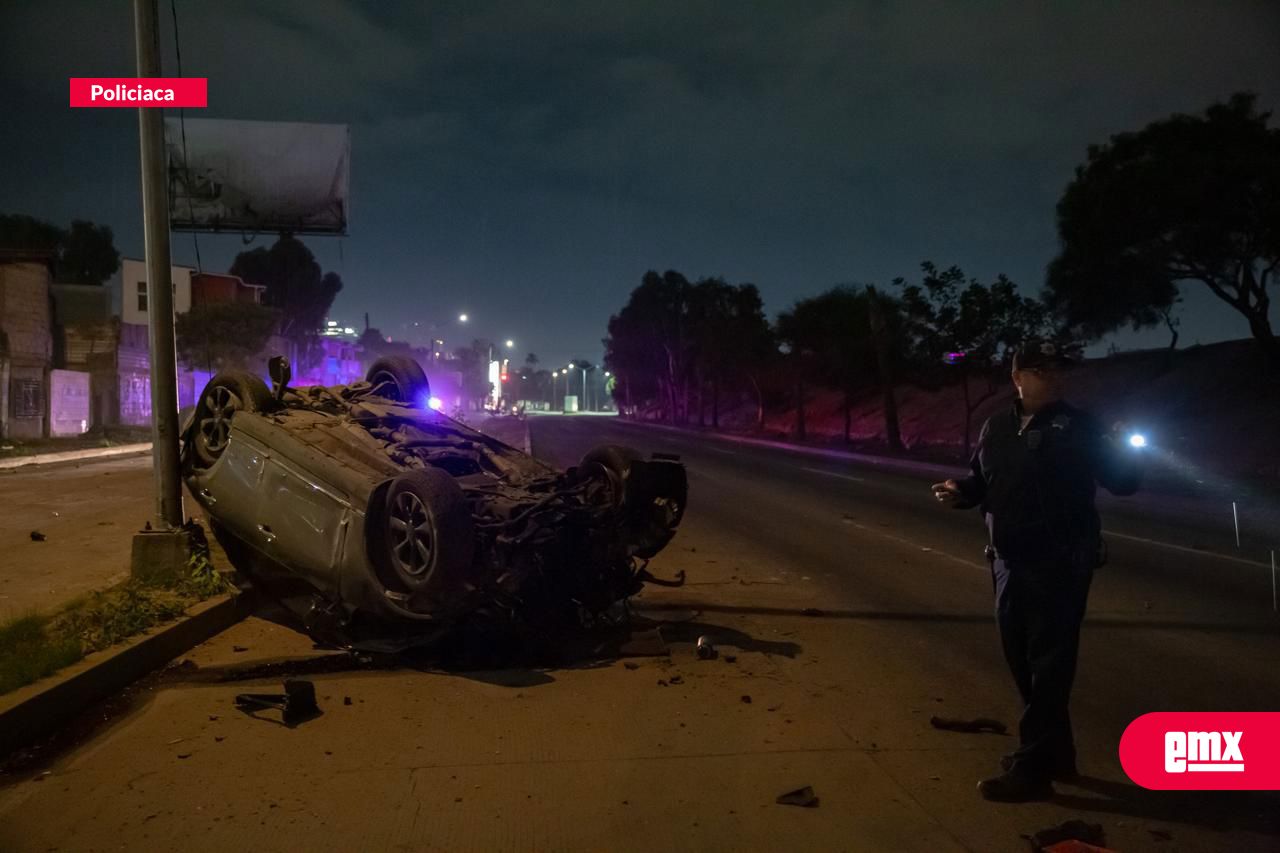 EMX-Vehículo termina volcado en Vía Rápida; tripulantes huyen del lugar
