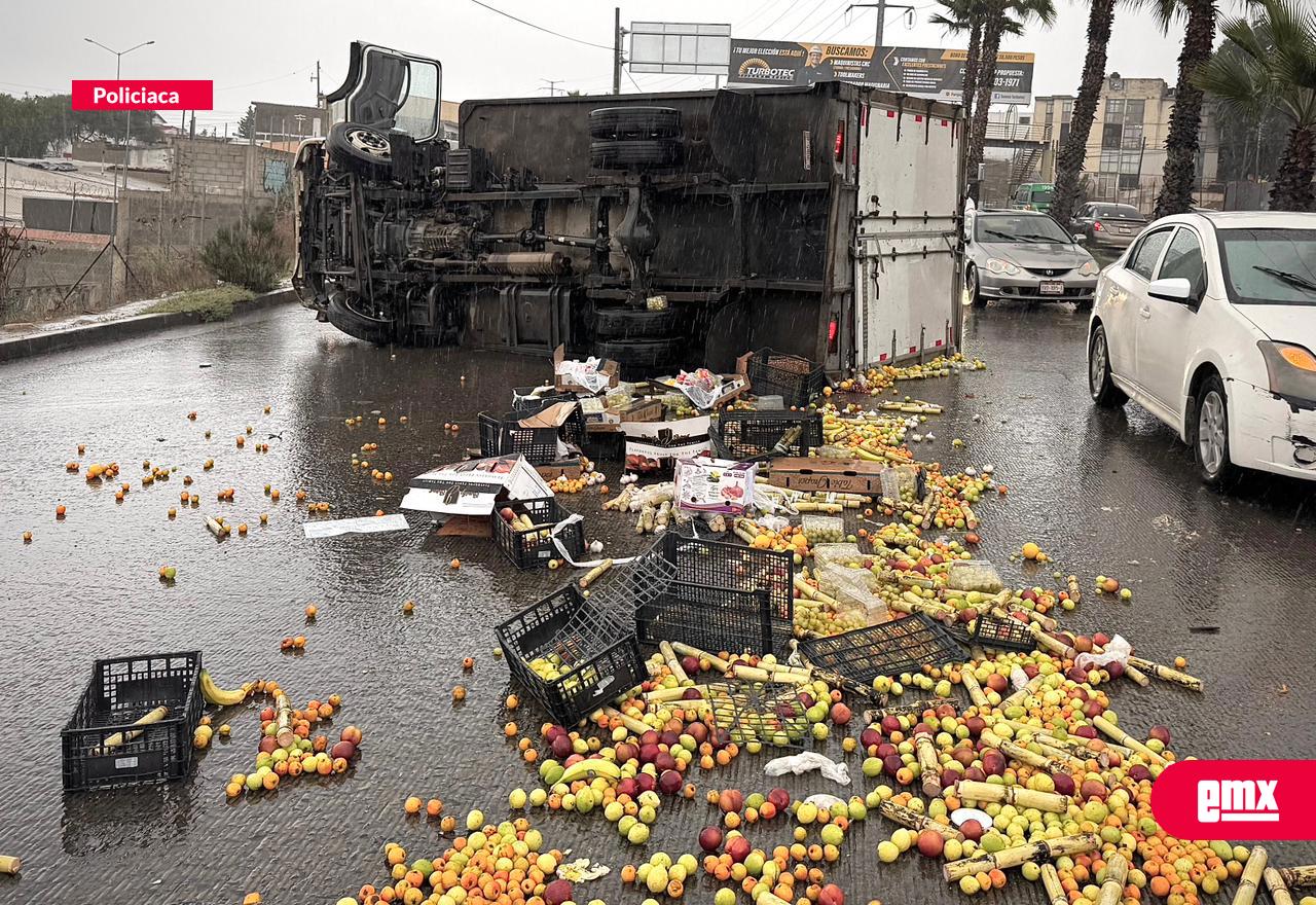 EMX-Camión-que-transportaba-fruta-vuelca-en-el-bulevar-Rosas-Magallón