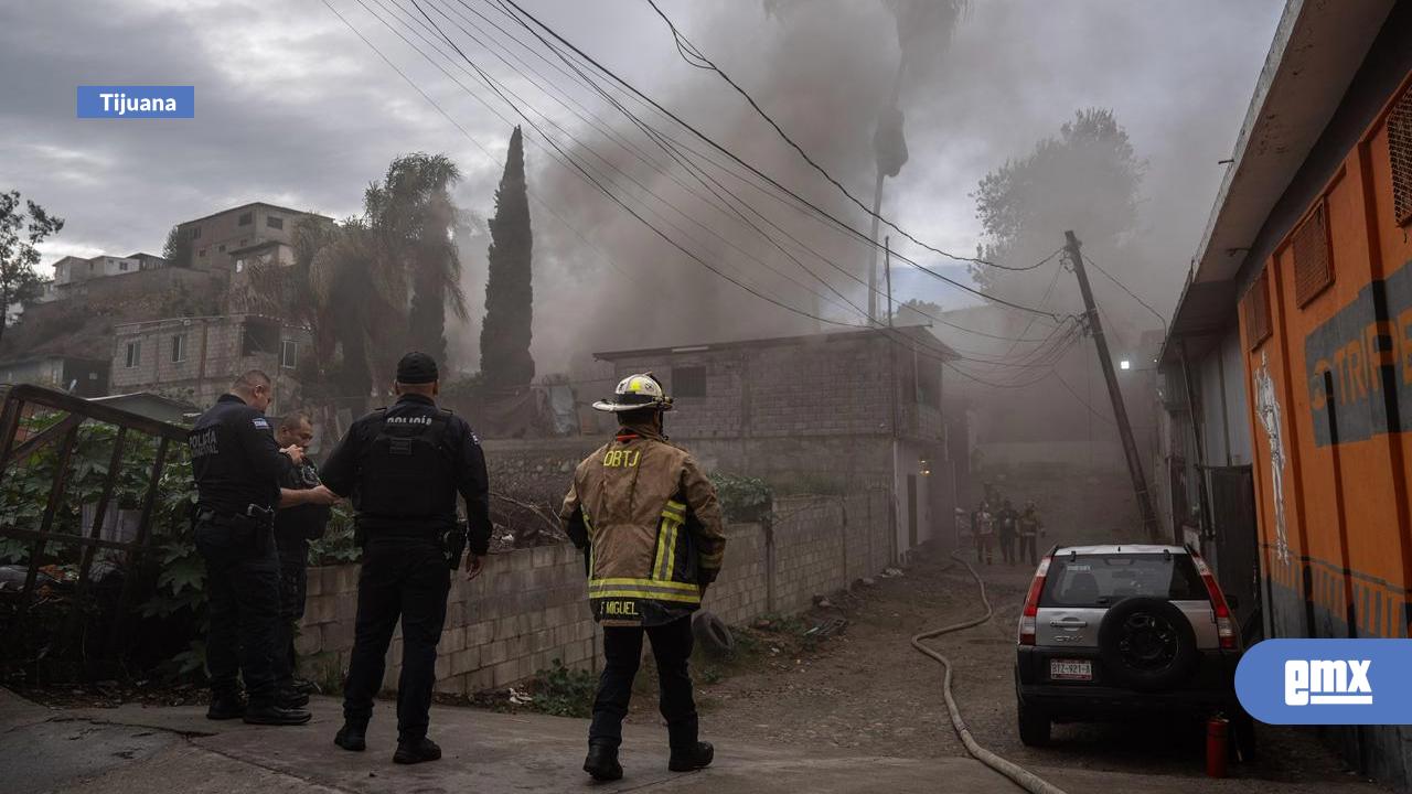 EMX-Bomberos-y-vecinos-rescatan-a-hombre-atrapado-durante-incendio-en-la-Zona-Centro