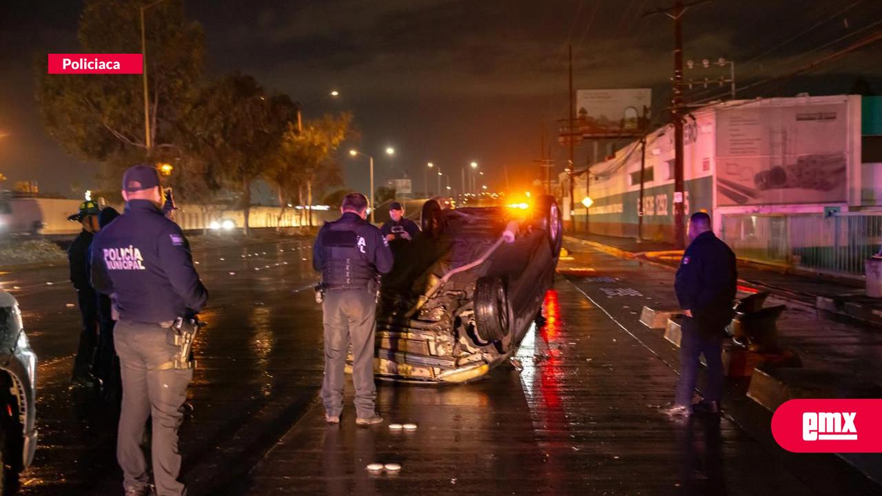EMX-Auto-termina-volcado-en-el-bulevar-Federico-Benítez