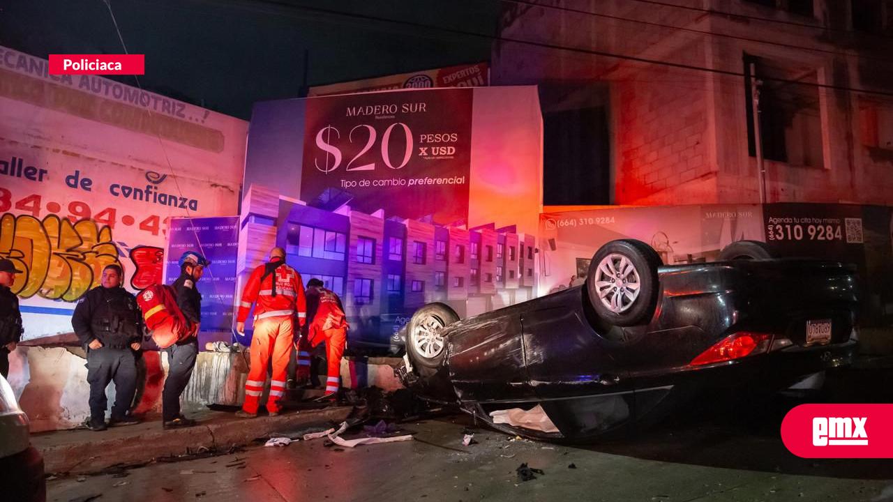 EMX-Volcadura-en-el-bulevar-Fundadores;-conductora-resulta-con-múltiples-fracturas