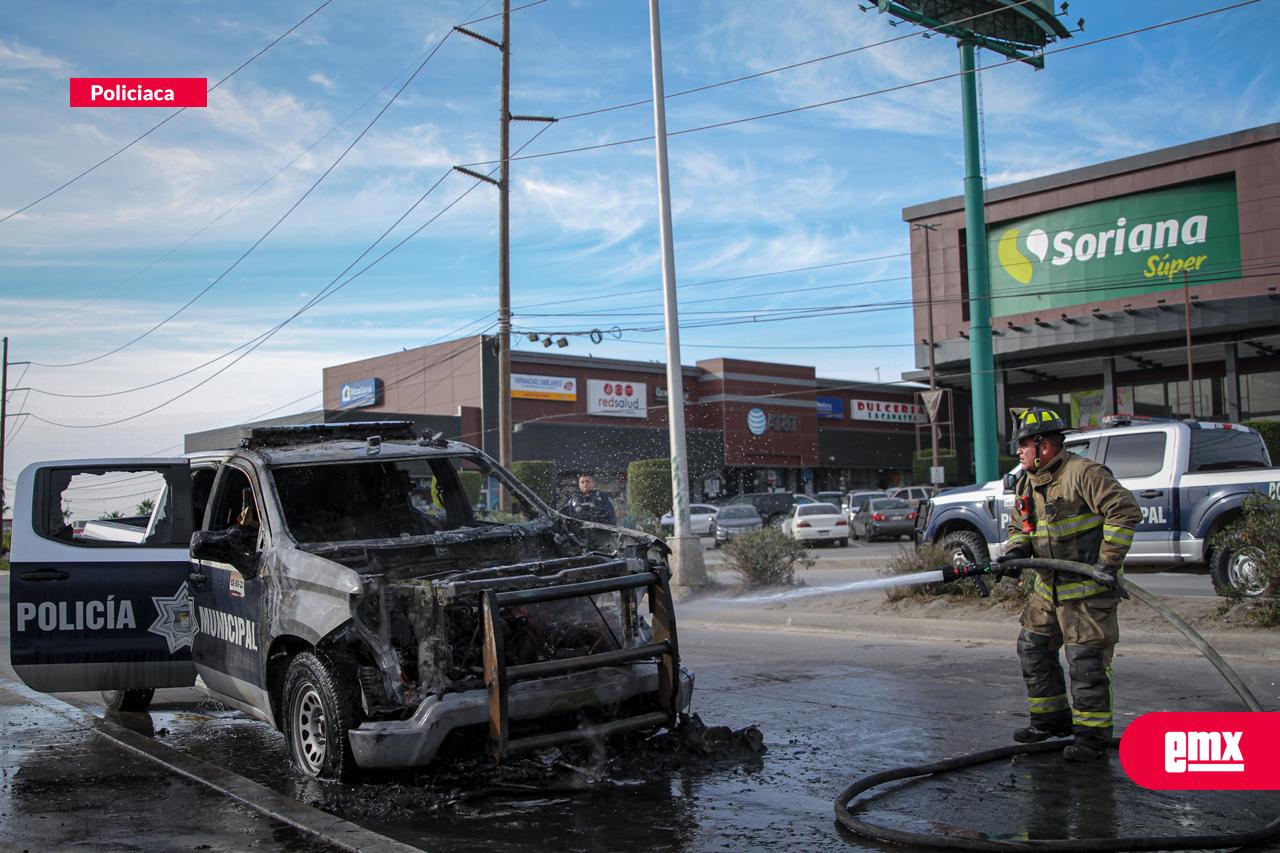 EMX-Patrulla-de-la-Policía-Municipal-se-incendia-en-el-bulevar-Cucapáh;-no-hubo-oficiales-lesionados