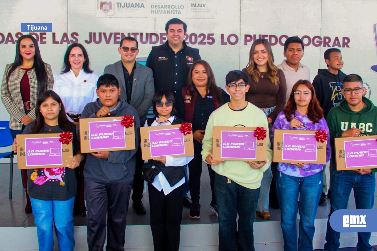 EMX-Entrega-Gobierno-Municipal-200-computadoras-a-estudiantes-a-través-del-programa-'Lo-Puedo-Lograr'