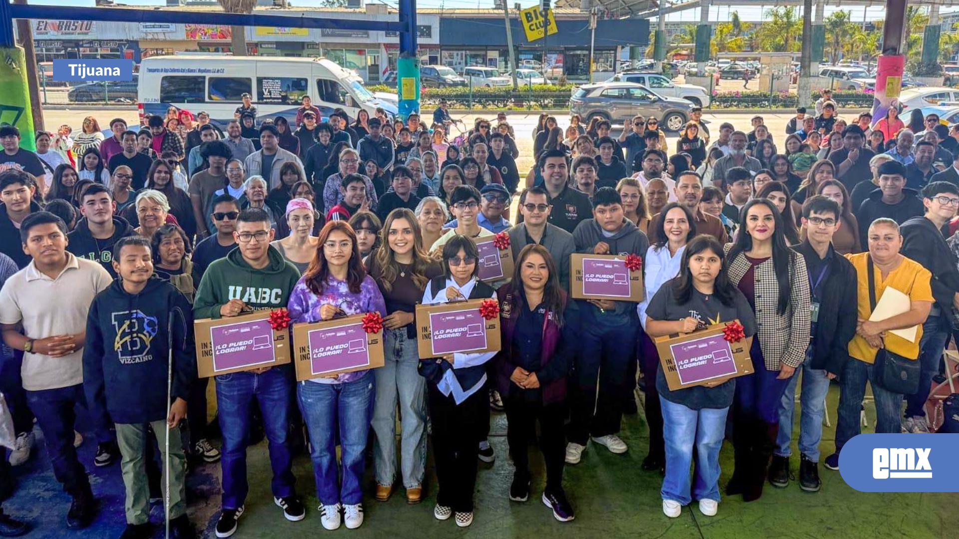 EMX-Entrega-Gobierno-Municipal-200-computadoras-a-estudiantes-a-través-del-programa-'Lo-Puedo-Lograr'