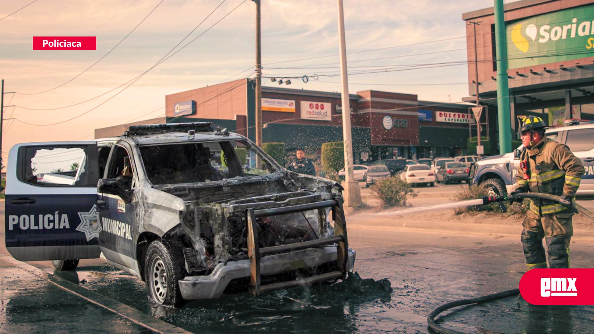 EMX-Patrulla-de-la-Policía-Municipal-se-incendia-en-el-bulevar-Cucapáh;-no-hubo-oficiales-lesionados