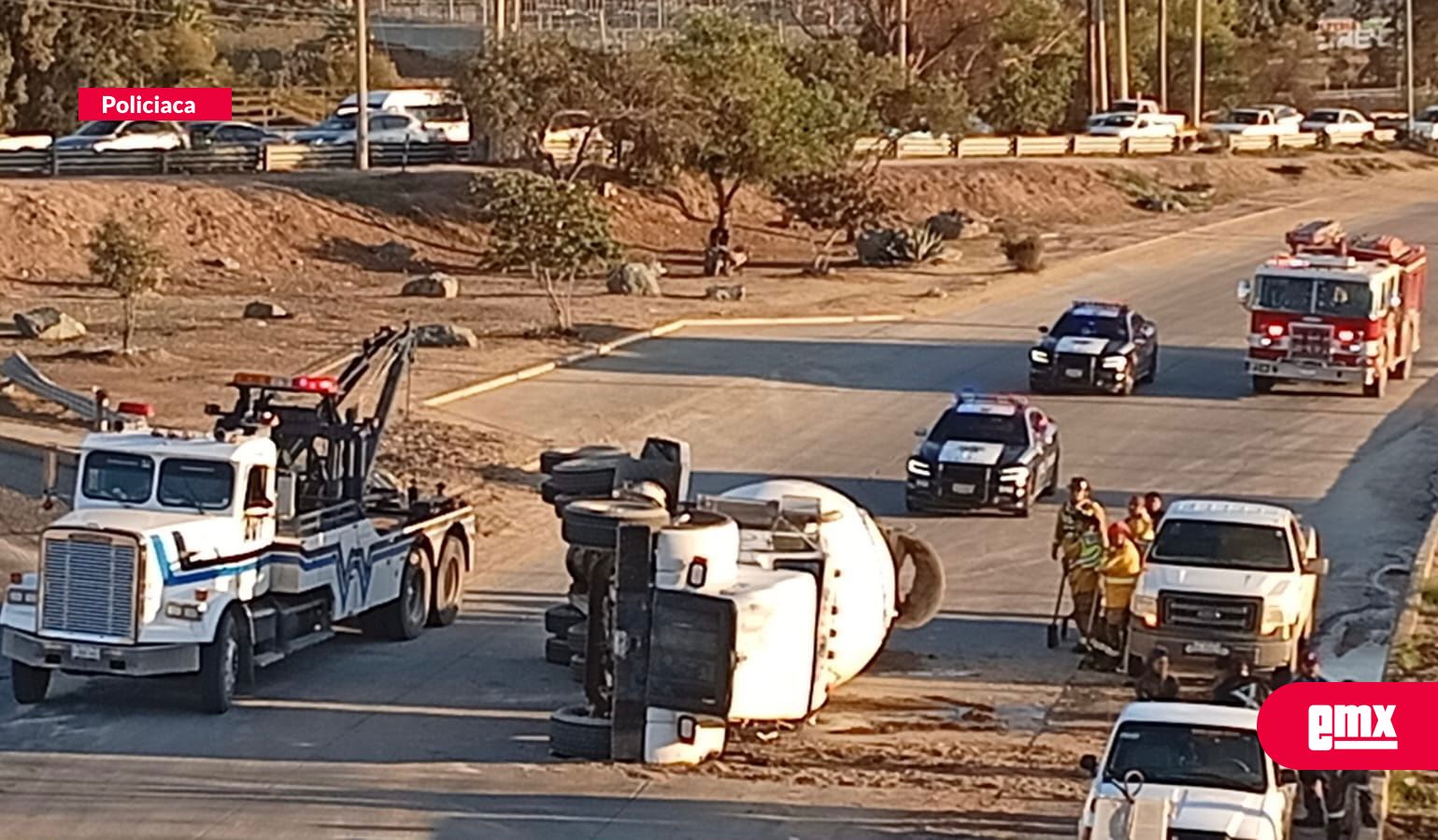 EMX-Revolvedora-de-concreto-se-vuelca-sobre-el-bulevar-2000;-conductor-resulta-ileso