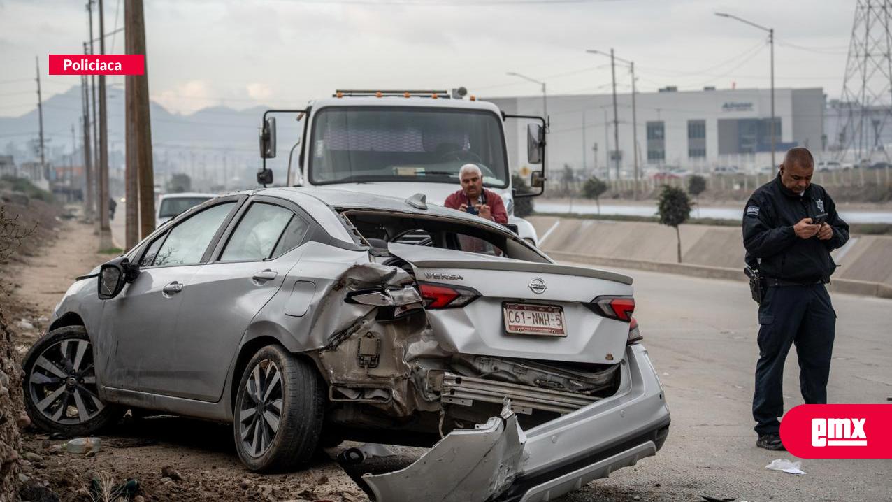 EMX-Vehículo-sale-del-camino-y-vuelca-en-el-bulevar-Los-Olivos-Norte