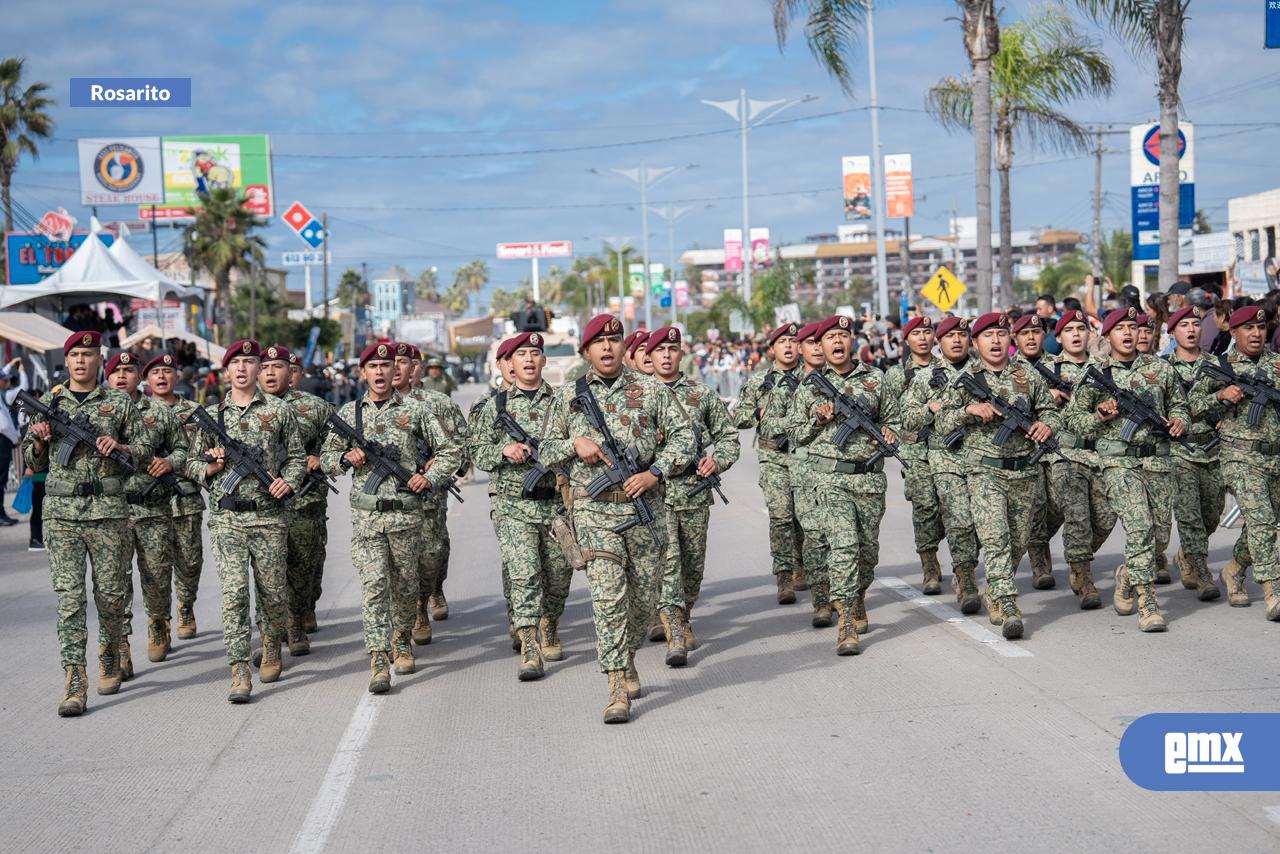 EMX-Realizan-desfile-del-20-de-Noviembre-en-Playas-de-Rosarito;-familias-abarrotan-el-bulevar-Benito-Juárez