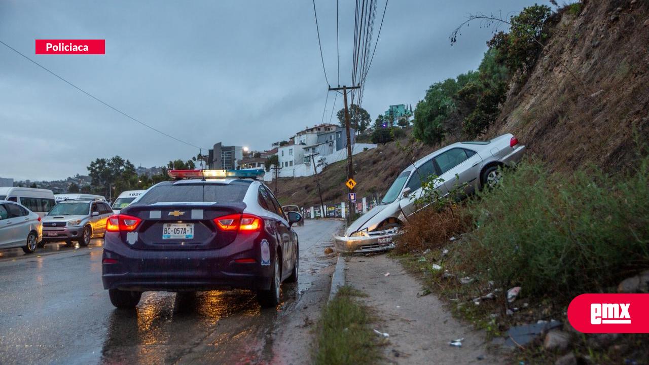 EMX-Conductor-abandona-vehículo-tras-salir-del-camino-en-el-bulevar-Cuauhtémoc-Sur