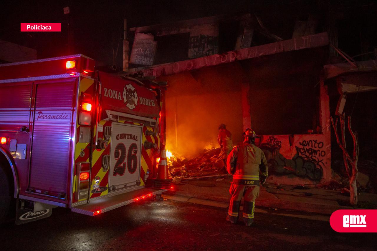 EMX-Vecinos reportan incendio y riesgo de derrumbe en locales abandonados de la Colonia Marrón
