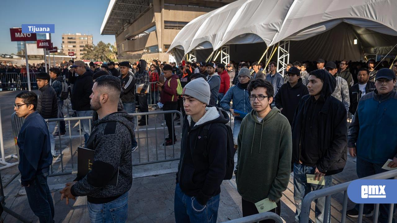 EMX-Cientos de jóvenes asisten al sorteo del Servicio Militar Nacional en el Ayuntamiento de Tijuana
