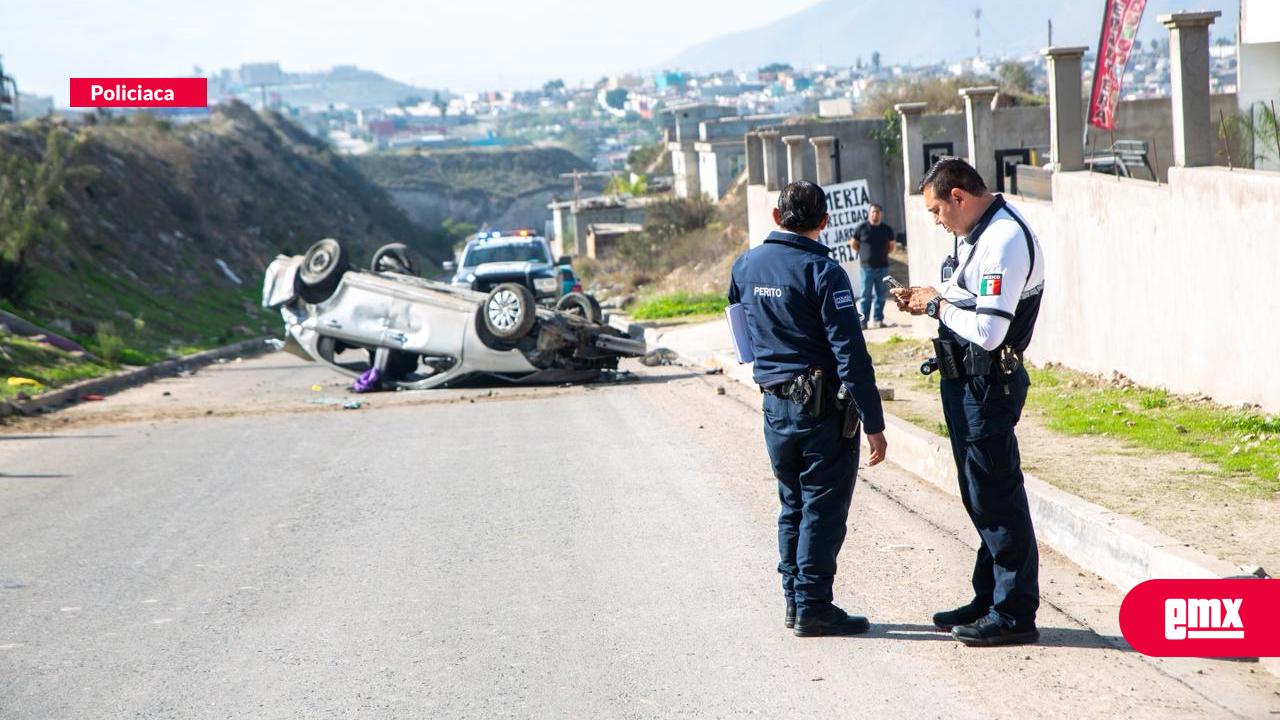 EMX-Carambola y volcadura en el Bulevar 2000