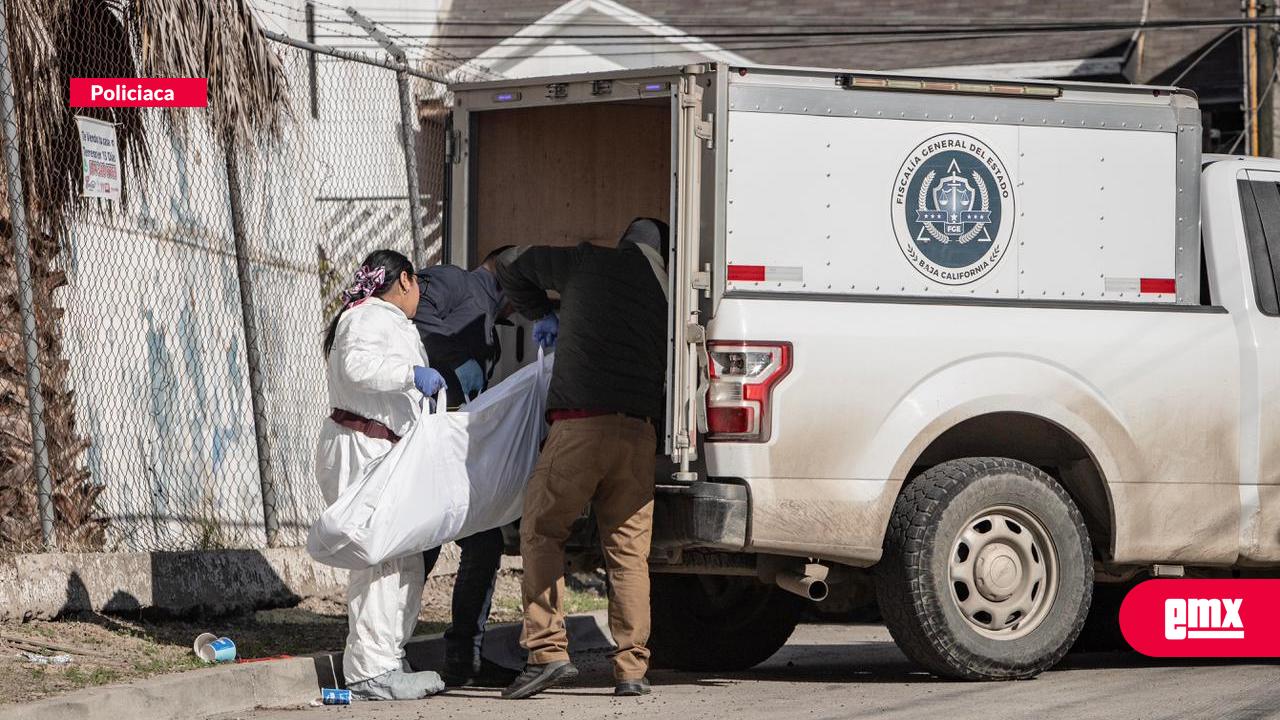 EMX-Abandonan-persona-sin-vida-envuelta-en-una-lona-en-la-colonia-El-Pipila