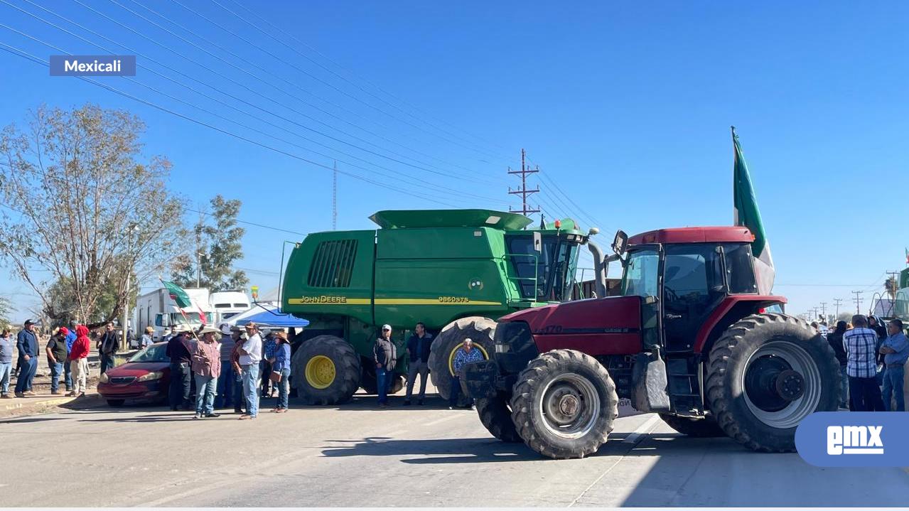 EMX-Bloquean-campesinos-carretera-por-falta-de-apoyo-de-la-Federación