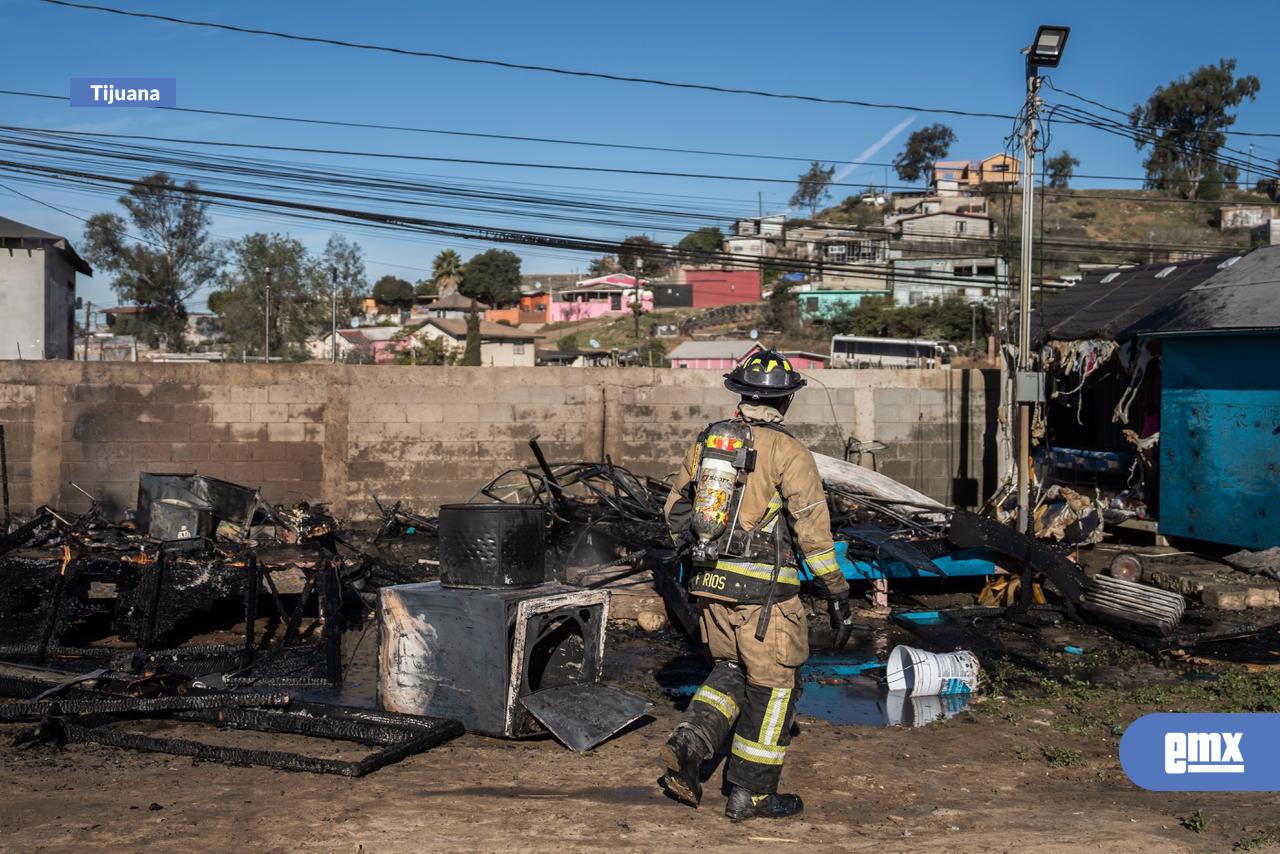 EMX-Incendio-consume-dos-casas-y-afecta-una-más--en-“La-Villa-Haitiana”