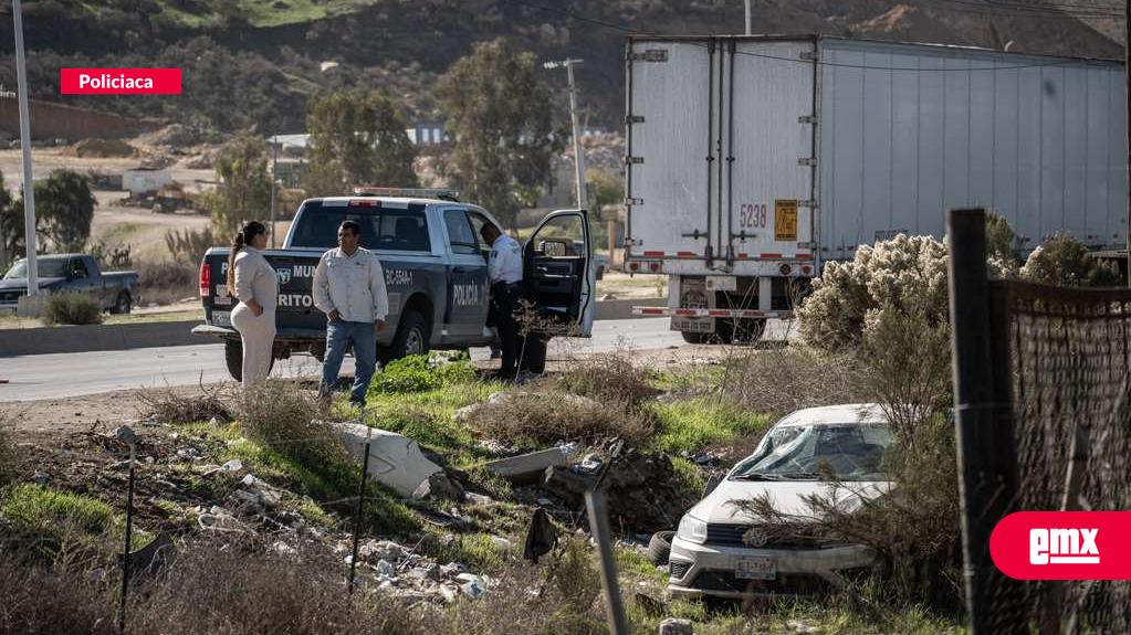 EMX-Accidente-entre-vehículo-compacto-y-tráiler-en-bulevar-2000