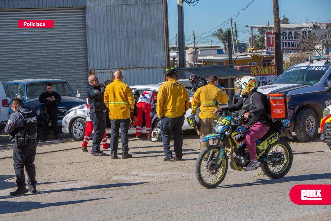 EMX-Atacan-taxi-libre-del-Aeropuerto-en-la-colonia-Garita-de-Otay;-hay-un-muerto-y-un-lesionado;-autoridades-realizan-fuerte-operativo-en-la-zona