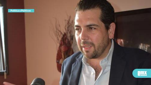 EMX-Armando-Díaz-Hoelflich…Si-tira-al-piso-y-a-los-pies-de-la-regidora-del-PRI,-Daniela-García-Salgado