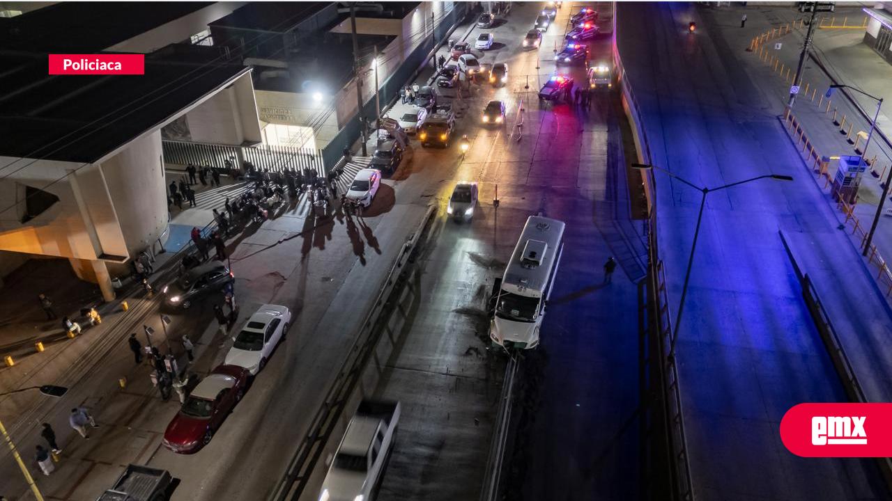 EMX-Camión de personal queda enbancado en el puente de la 5 y 10