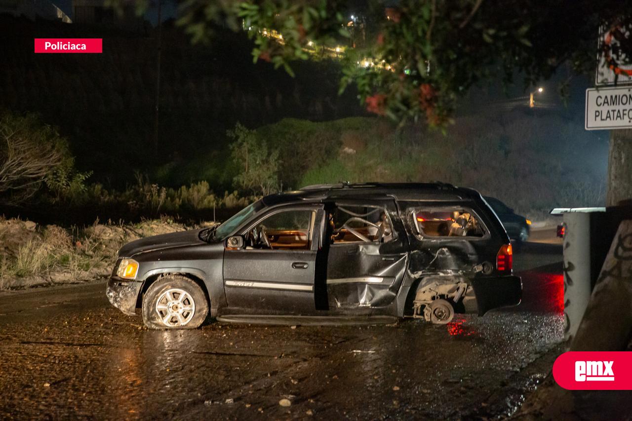 EMX-Vehículo-chocado-es-abandonado-en-medio-del-bulevar-Fundadores-provocando-tráfico-lento