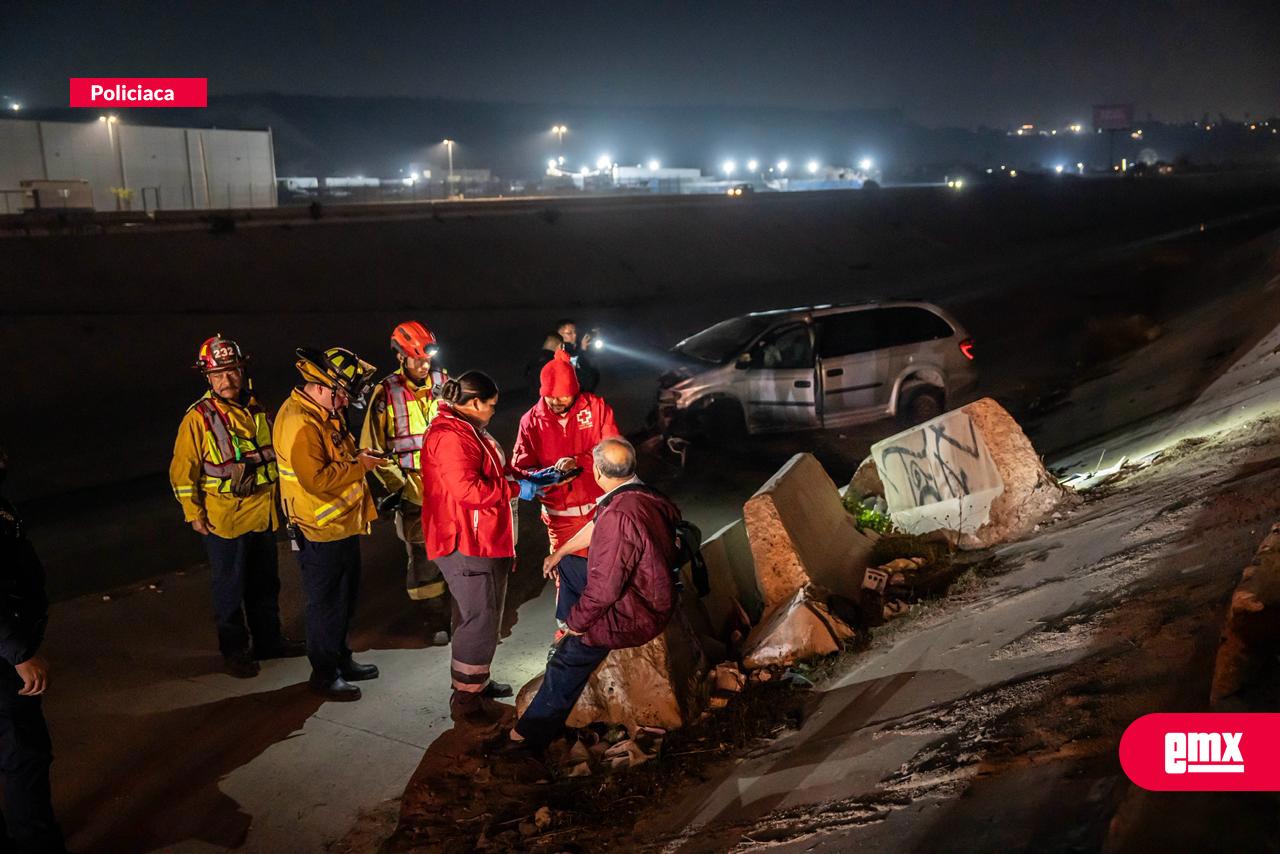 EMX-Hombre-de-la-tercera-edad-pierde-el-control-y-cae-a-la-canalización-del-Alamar