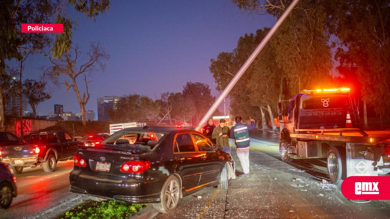 EMX-Joven pierde el control y derriba poste en la Vía Rápida Oriente