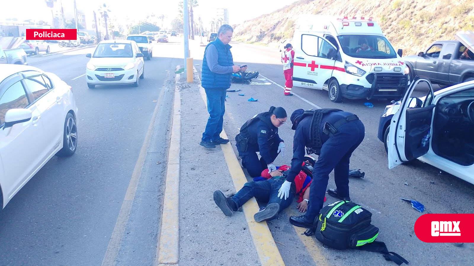 EMX-Paramédicos-de-la-UTP-brindan-atención-inmediata-a-lesionado-tras-accidente-vial-en-Ensenada