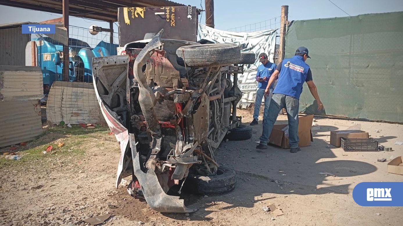 EMX-Camión-repartidor-de-pan-vuelca-en-bulevar-2000;-no-hubo-lesionados