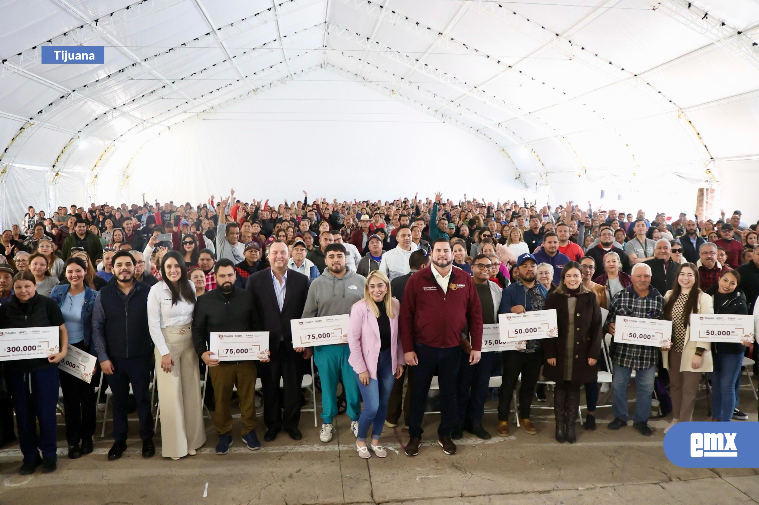 EMX-Entrega-Ismael-Burgueño-más-de-900-créditos-del-Fideicomiso-'Fondos-Tijuana'