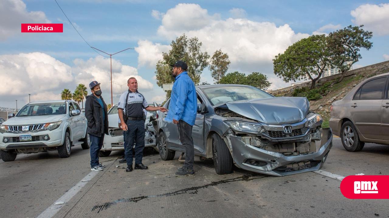 EMX-Tres-vehículos-involucrados-en-choque-en-Vía-Rápida-Poniente;-mujer-de-la-tercera-edad-es-trasladada-a-un-hospital