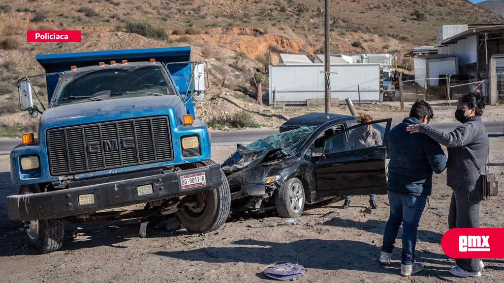 EMX-Aparatoso choque en bulevar 2000 entre camión y vehículo particular; joven ileso