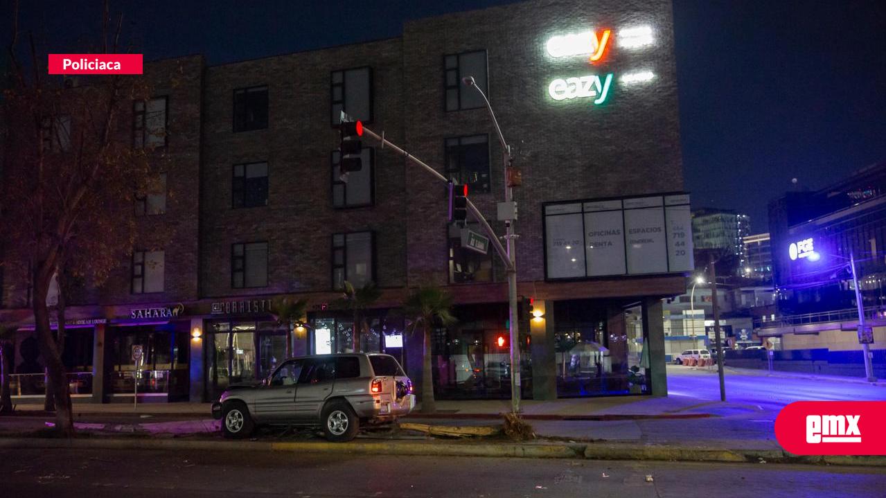 EMX-Camioneta-derriba-árbol-y-poste-frente-a-la-FGE;-conductor-abandona-la-unidad