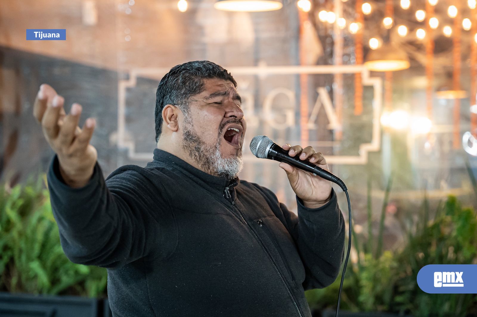 EMX-El-tenor-Ezequiel-Ojeda-transforma-la-avenida-Revolución-en-un-escenario