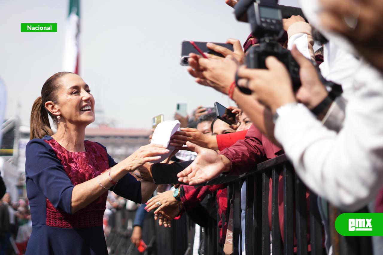 EMX-Ante-600-mil-personas-en-el-zócalo,-presidenta-Claudia-Sheinbaum-sostiene:-México-avanza-con-dignidad,-con-justicia,-con-unidad-y-con-la-fuerza-invencible-de-su-pueblo