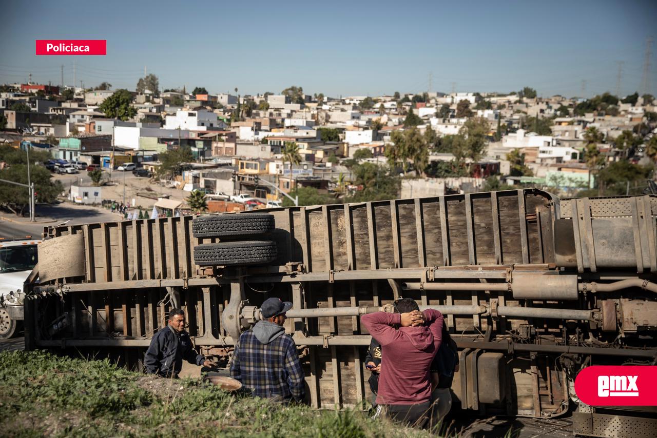 EMX-Camión-de-carga-vuelca-sobre-bulevar-Casa-Blanca