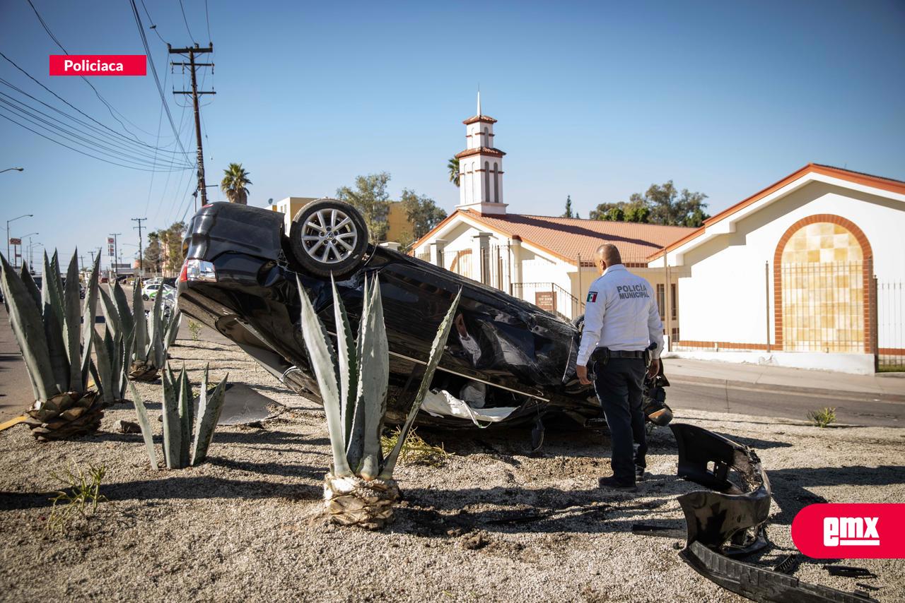 EMX-Vuelca-y-abandona-su-vehículo-en-bulevar-Gato-Bronco