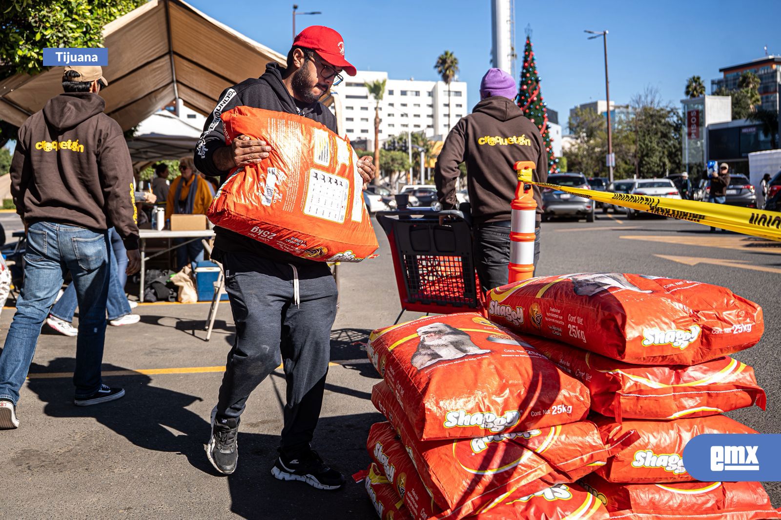 EMX-Buscan-reunir-más-de-cinco-toneladas-de-alimento-en-el-Croquetón-2025