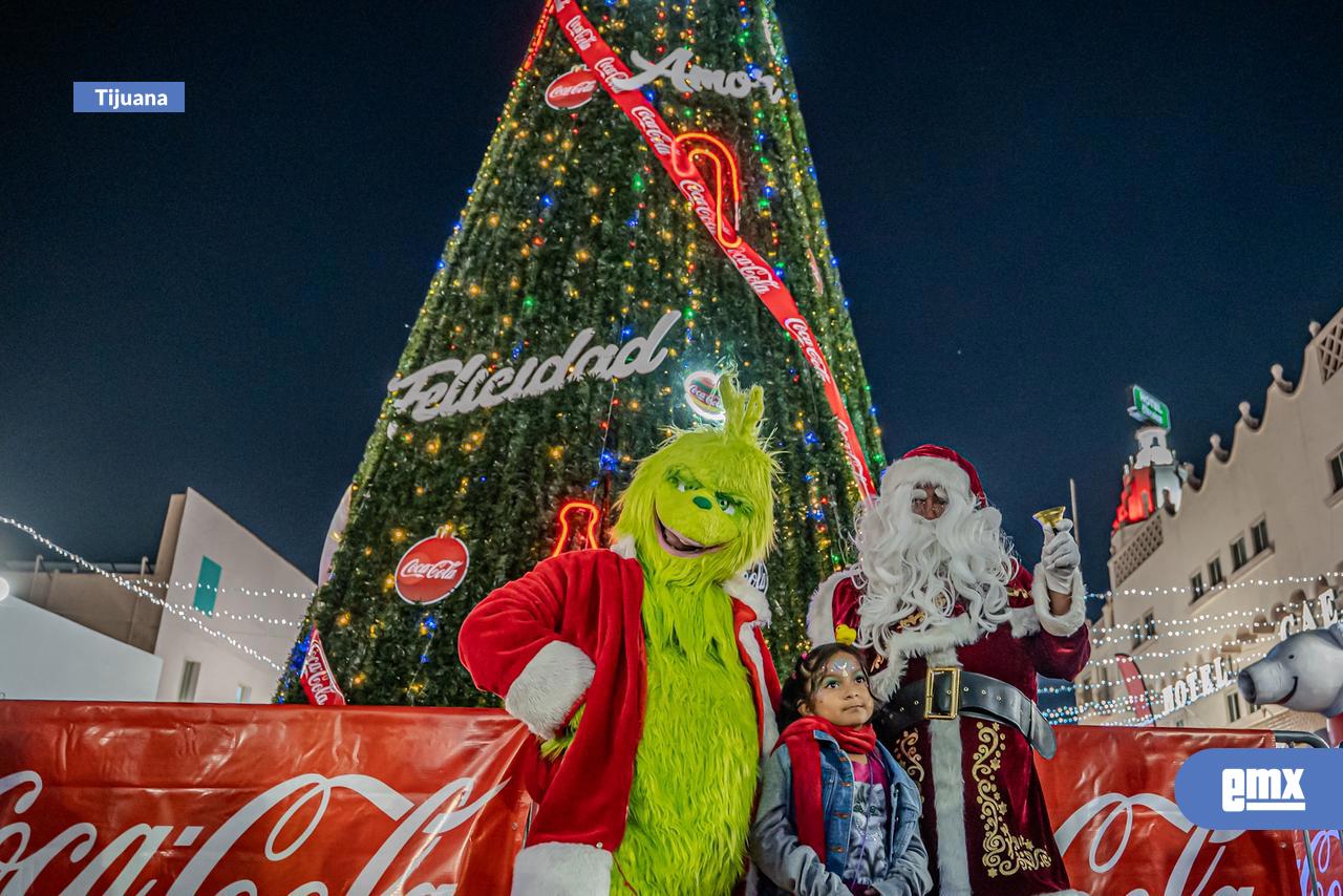 EMX-Avenida-Revolución-se-ilumina-con-el-encendido-del-Árbol-Coca-Cola