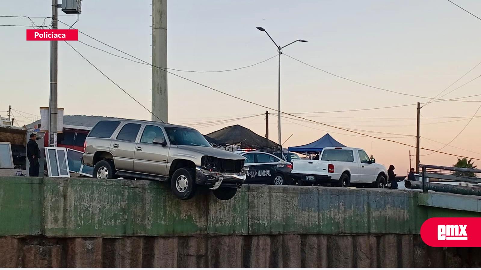 EMX-Camioneta-queda-al-borde-de-caer-de-un-puente-tras-choque-en-avenida-Las-Torres