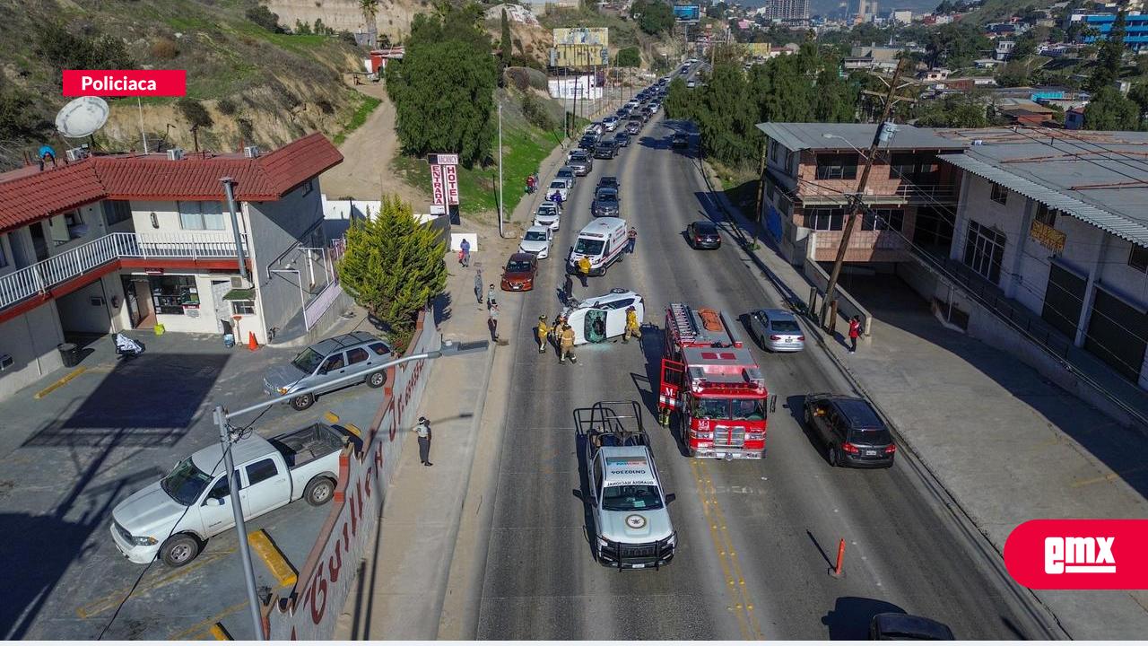EMX-Conductor-se-queda-dormido,-choca-contra-un-poste-y-termina-volcado-en-el-bulevar-Cuauhtémoc-Sur-Poniente
