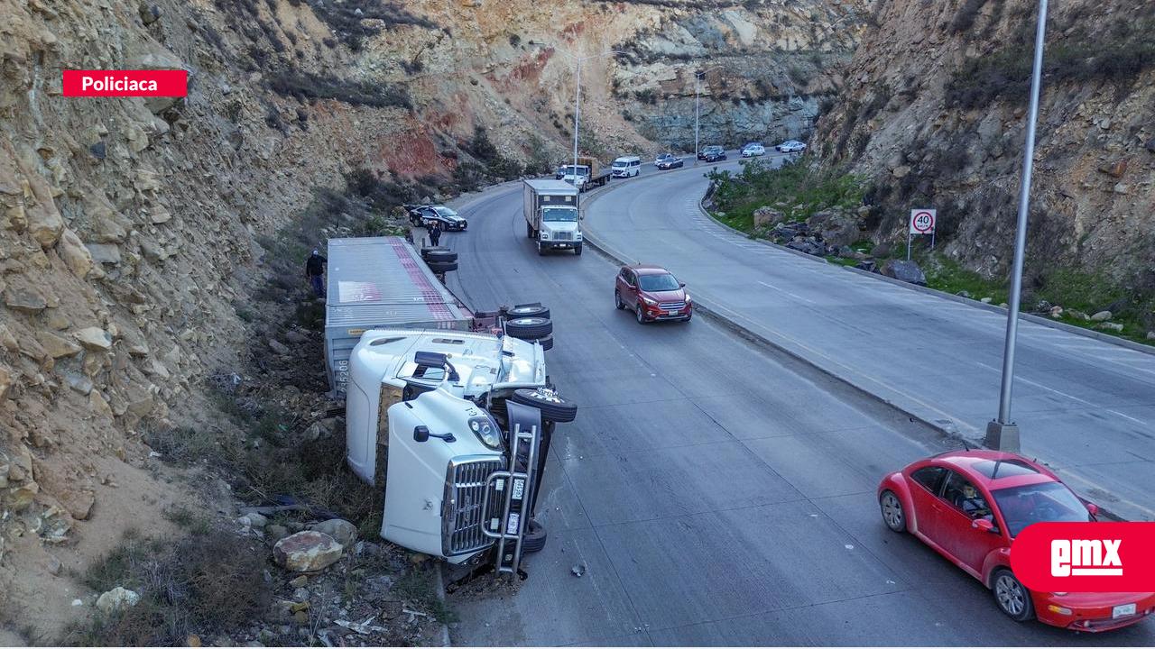 EMX-Vuelca-tráiler-en-curva-del-bulevar-2000