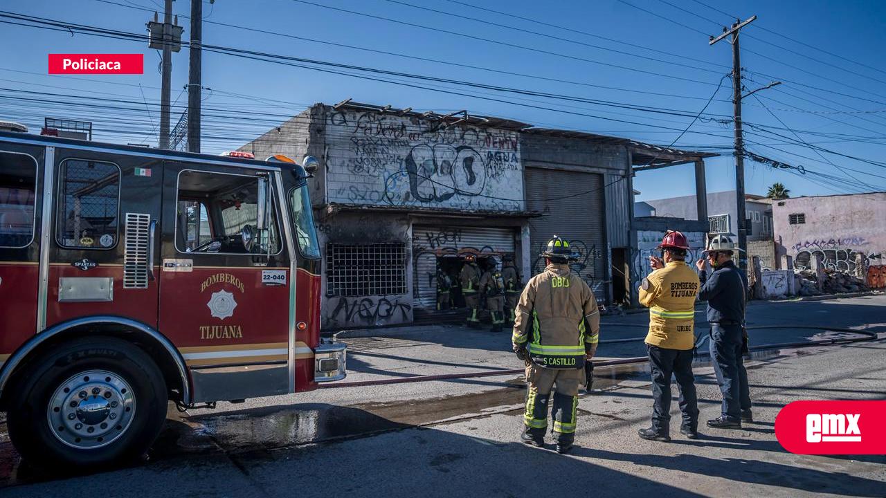 EMX-Incendio-en-local-abandonado-moviliza-a-bomberos-en-colonia-Las-Palmeras