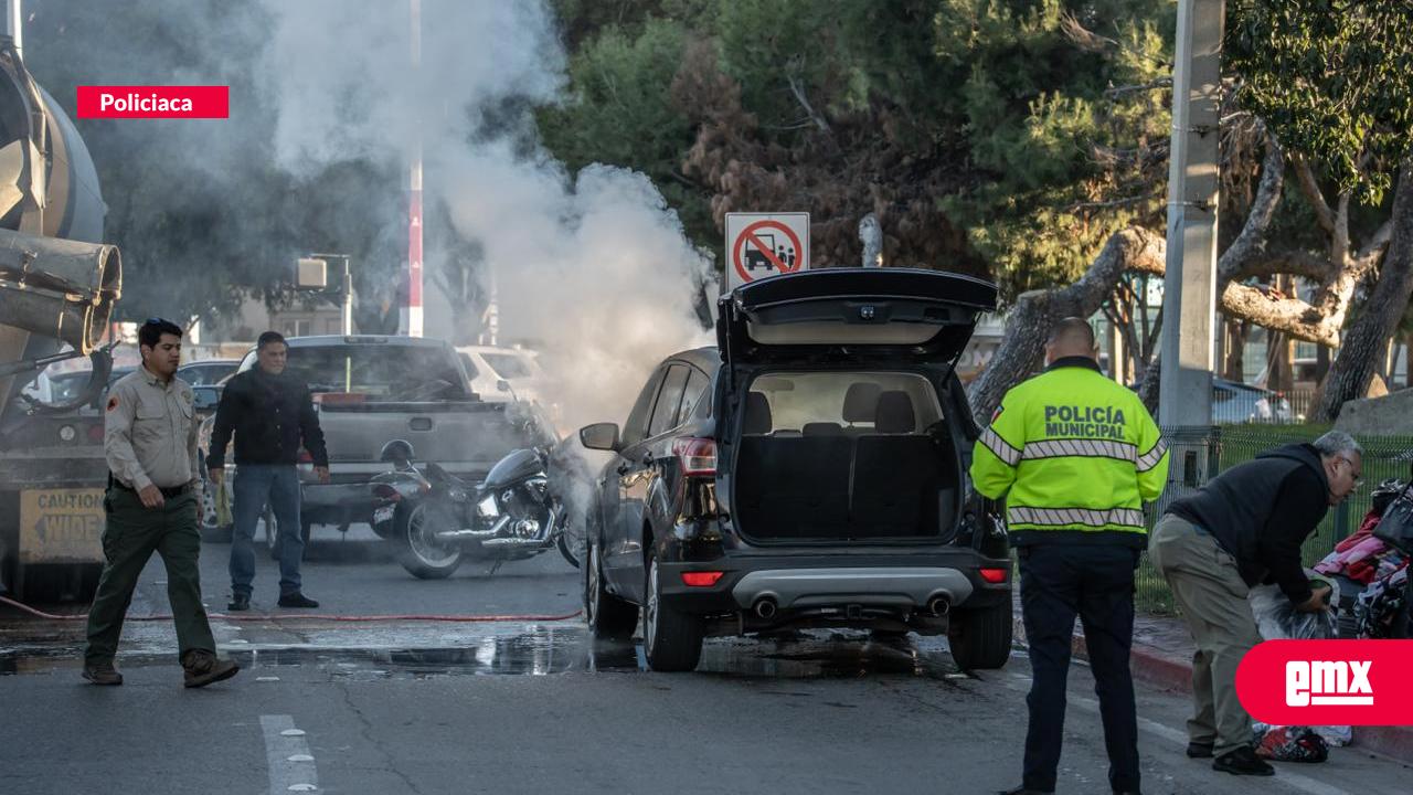 EMX-Conductores-controlan-incendio-de-vehículo-en-bulevar-Cuauhtémoc