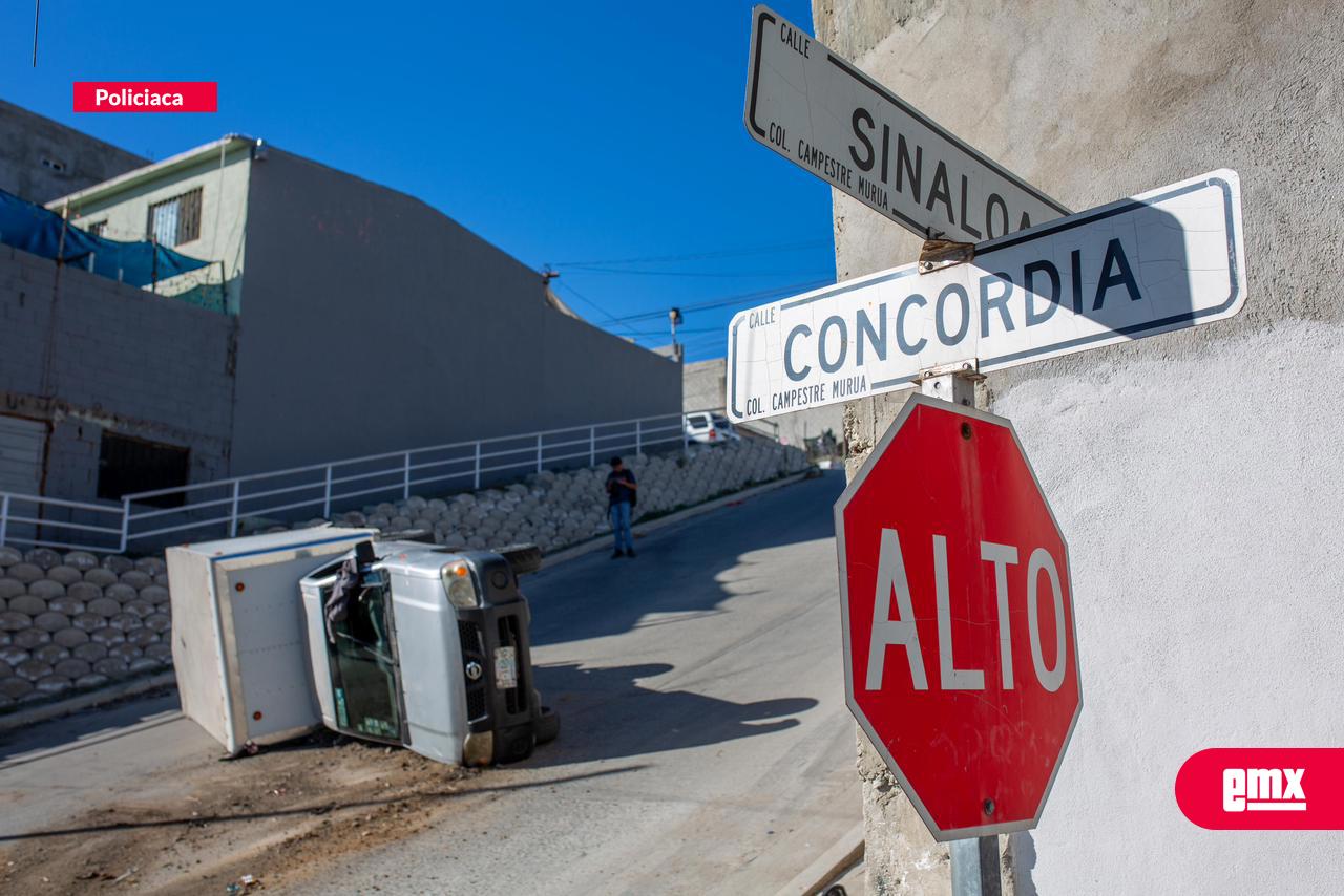 EMX-Volcadura de camioneta repartidora deja derrame de aceite en la Colonia Campestre Murua