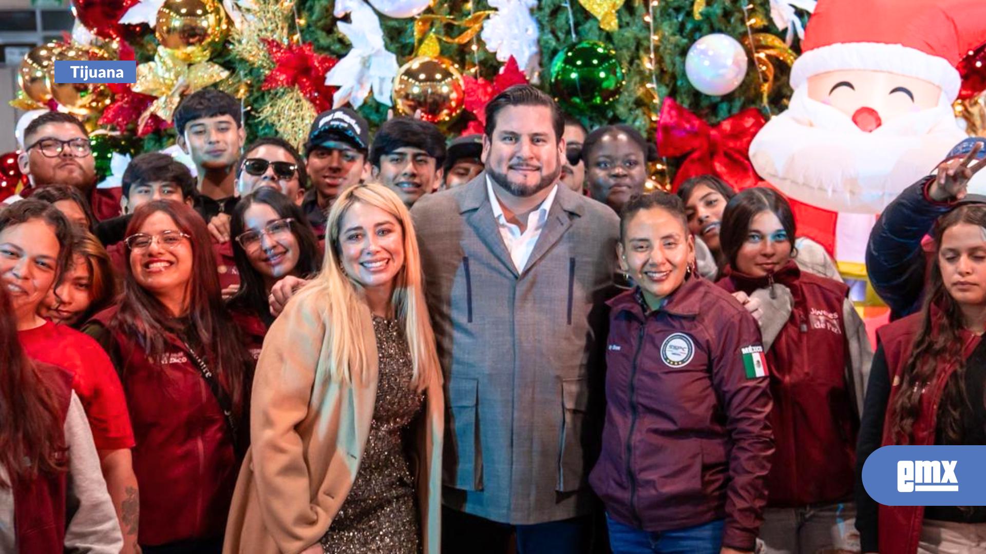 EMX-Encabeza-Ismael-Burgueño-encendido-del-árbol-navideño-2025-en-Palacio-Municipal-y-entrega-de-juguetes-a-niñas-y-niños