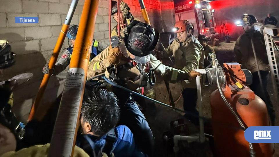 EMX-Bomberos-salvan-a-trabajador-de-19-años-tras-caer-a-un-pozo-en-la-colonia-Fernández