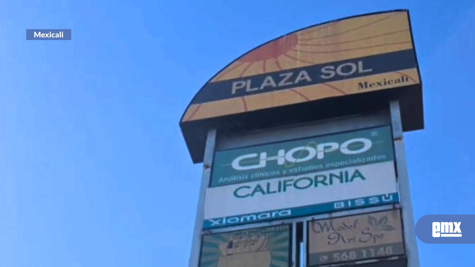 EMX- Clausuran cobro de estacionamiento en plaza comercial 